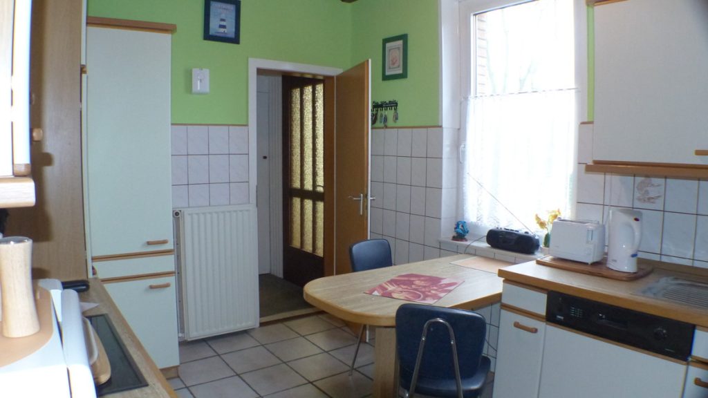 Dien Tohuus Immobilien bietet an: Einfamilienhaus mit Einliegerwohnung und Wohnung