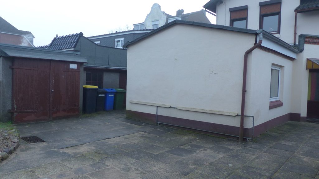 Dien Tohuus Immobilien bietet an: Einfamilienhaus mit Einliegerwohnung und Wohnung