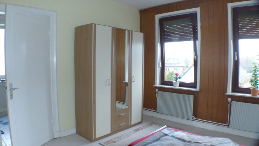 Dien Tohuus Immobilien bietet an: Einfamilienhaus mit Einliegerwohnung und Wohnung