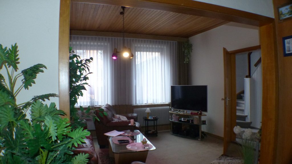 Dien Tohuus Immobilien bietet an: Einfamilienhaus mit Einliegerwohnung und Wohnung