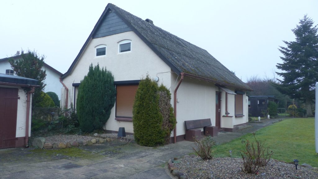 Dien Tohuus Immobilien bietet an: Einfamilienhaus mit Einliegerwohnung und Wohnung