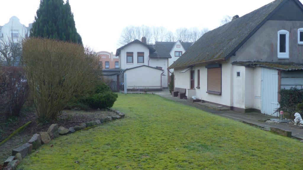 Dien Tohuus Immobilien bietet an: Einfamilienhaus mit Einliegerwohnung und Wohnung