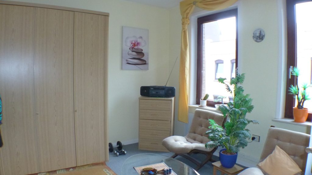 Dien Tohuus Immobilien bietet an: Einfamilienhaus mit Einliegerwohnung und Wohnung