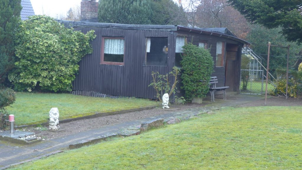 Dien Tohuus Immobilien bietet an: Einfamilienhaus mit Einliegerwohnung und Wohnung