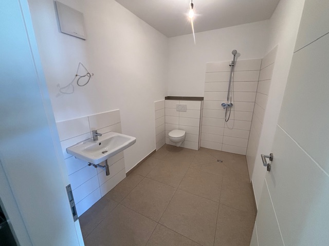 Erstbezug im Neubau: 2 Zimmer auf ca. 64 m² im 1. Obergeschoss mit Aufzug und tollem Balkon!
