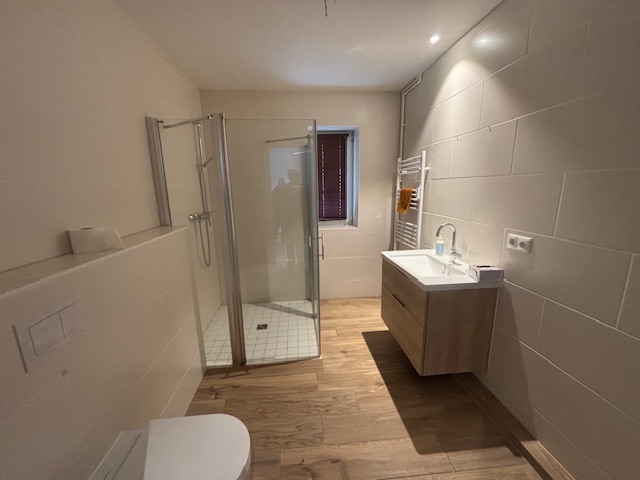 Näher am Plöner See ist kaum möglich: Voll sanierte Ferienwohnung für die Langzeitvermietung!