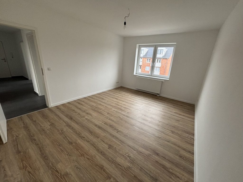 Toll geschnittene, renovierte 3-Zimmer-Wohnung im 2. OG mit ca. 83 m² Wohnfläche  und Balkon!