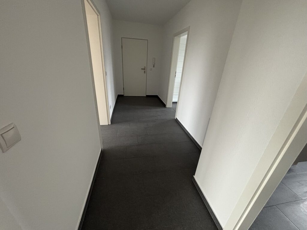 Toll geschnittene, renovierte 3-Zimmer-Wohnung im 2. OG mit ca. 83 m² Wohnfläche  und Balkon!