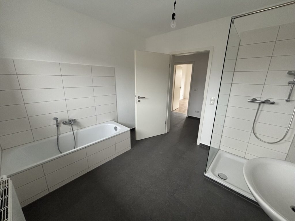 Toll geschnittene, renovierte 3-Zimmer-Wohnung im 2. OG mit ca. 83 m² Wohnfläche  und Balkon!