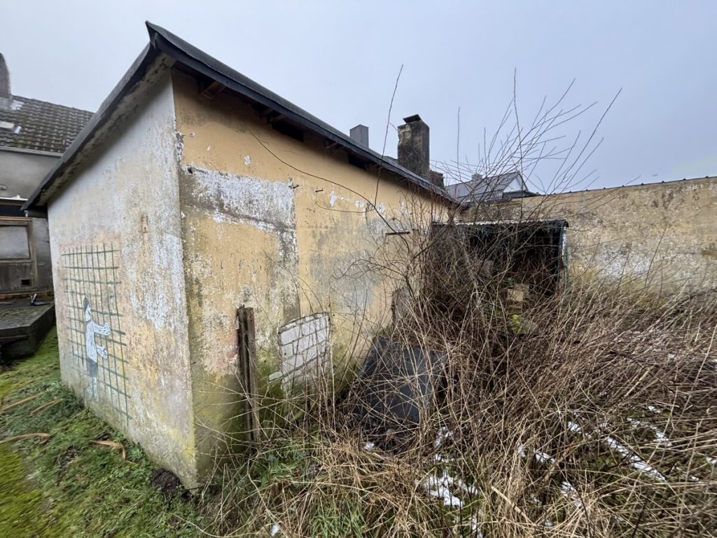 Entkerntes EInfamilienhaus zur umfangreichen Sanierung oder zum Abriss an der Plöner Str. zu kaufen!