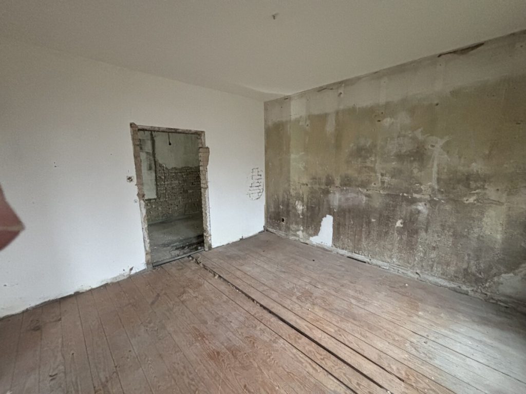 Entkerntes EInfamilienhaus zur umfangreichen Sanierung oder zum Abriss an der Plöner Str. zu kaufen!