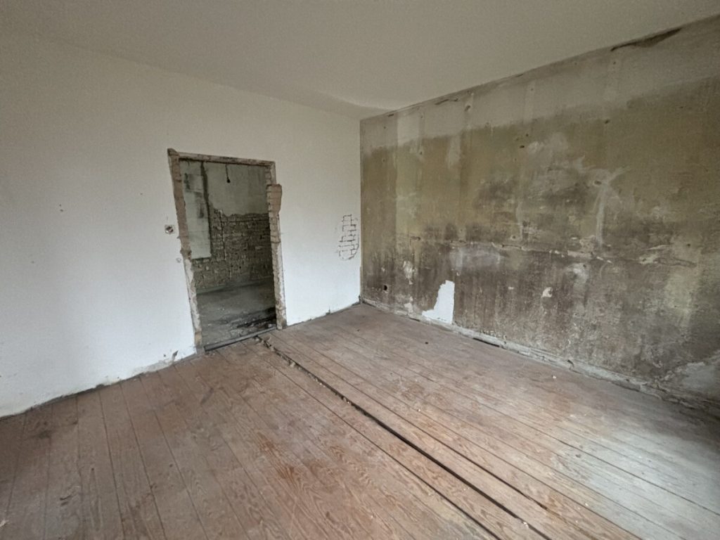 Entkerntes EInfamilienhaus zur umfangreichen Sanierung oder zum Abriss an der Plöner Str. zu kaufen!