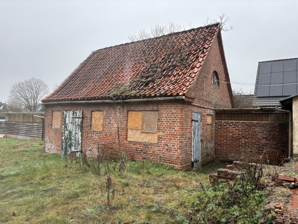 Abrissobjekt in Toplage in Neumünster. Doppelhaushälfte im Birkenweg (Garternstadt) zu verkaufen.