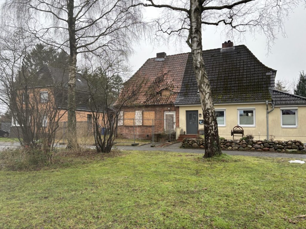Abrissobjekt in Toplage in Neumünster. Doppelhaushälfte im Birkenweg (Garternstadt) zu verkaufen.