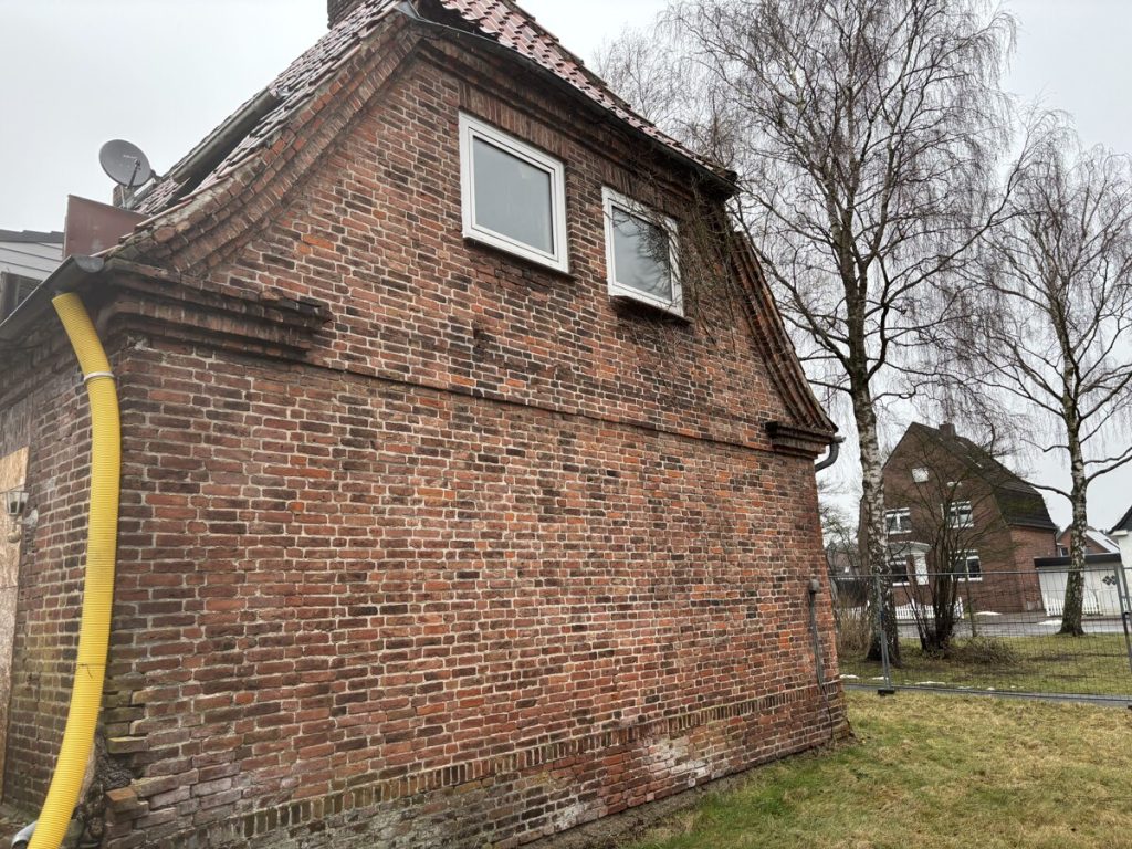 Abrissobjekt in Toplage in Neumünster. Doppelhaushälfte im Birkenweg (Garternstadt) zu verkaufen.