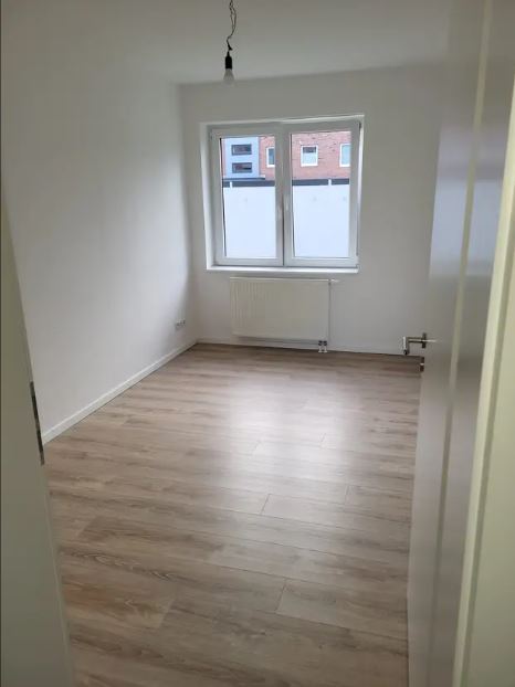 4-Zimmer-Wohnung mit Balkon im Erdgeschoss in der Störstr. 48 zu vermieten!