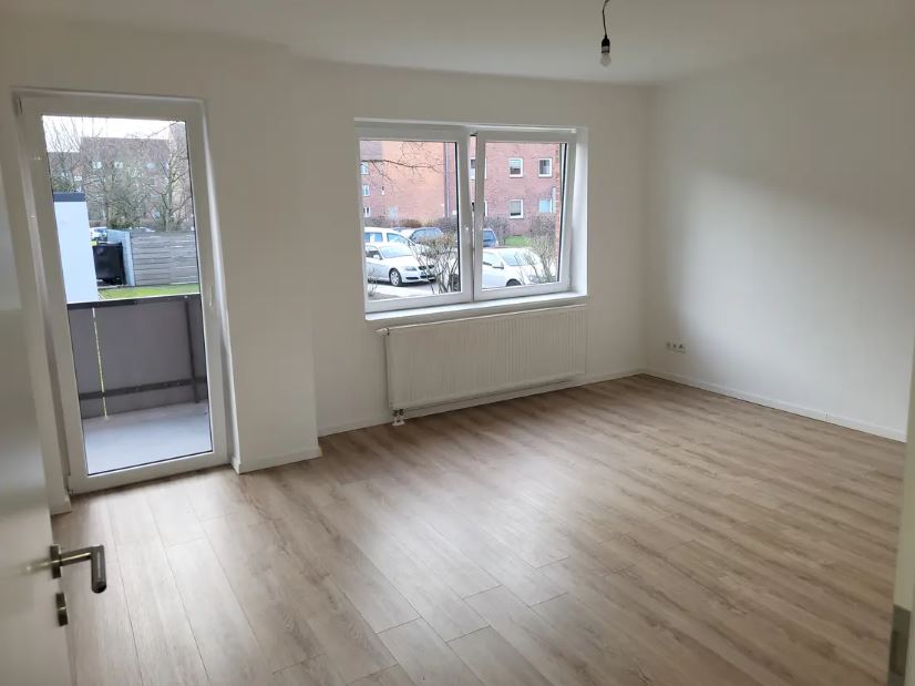 4-Zimmer-Wohnung mit Balkon im Erdgeschoss in der Störstr. 48 zu vermieten!