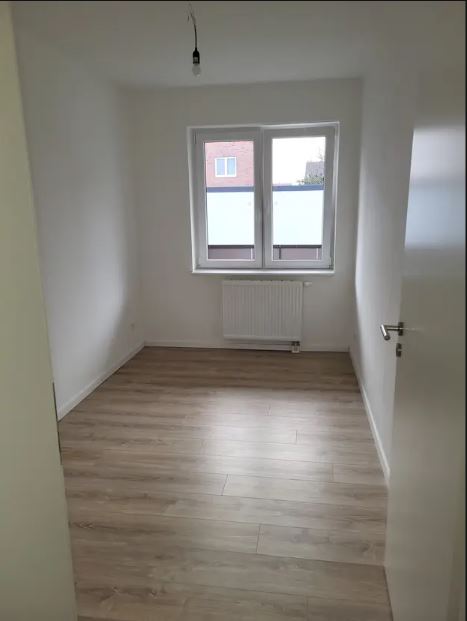 4-Zimmer-Wohnung mit Balkon im Erdgeschoss in der Störstr. 48 zu vermieten!