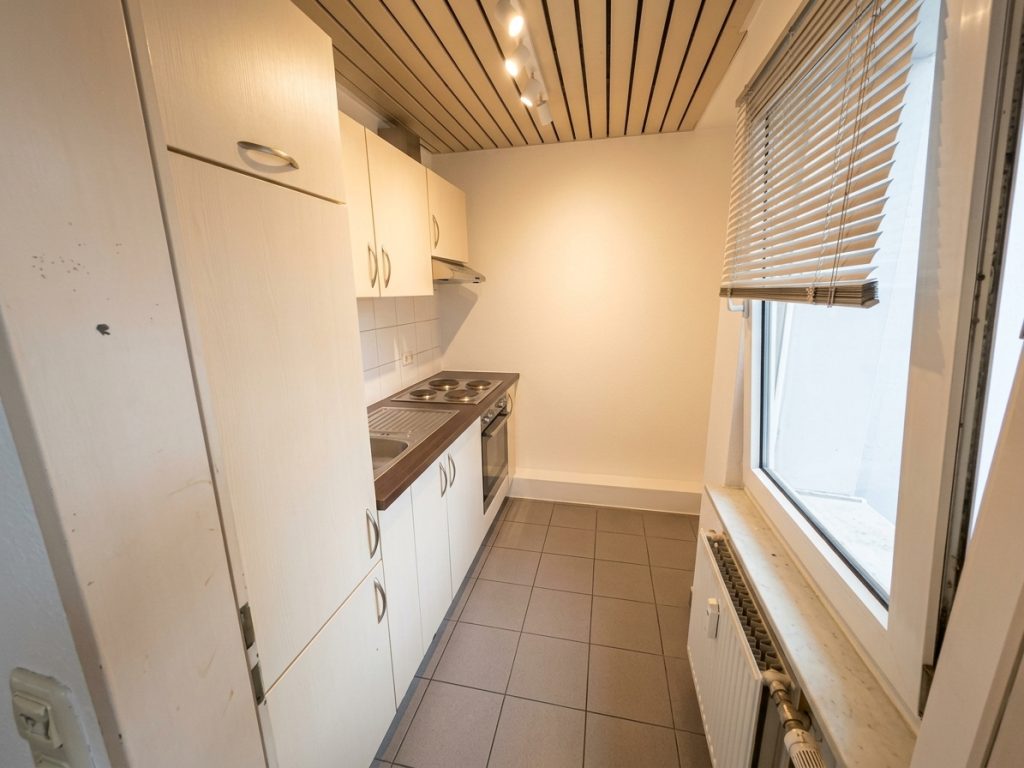 Renovierte 2-Zimmer-Wohnung in der Anscharstr. 27 zu vermieten.