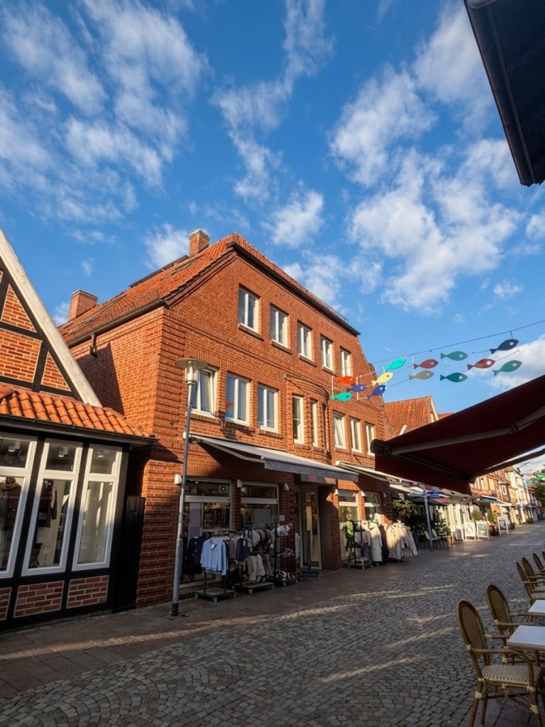 Helle & Moderne 2-Zimmer-Wohnung mit Balkon in der Fußgängerzone von Plön zu vermieten!