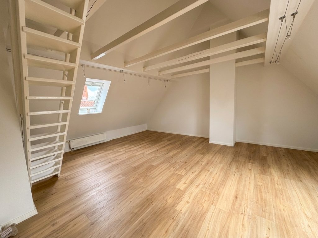 Helle & Moderne 2-Zimmer-Wohnung mit Balkon in der Fußgängerzone von Plön zu vermieten!